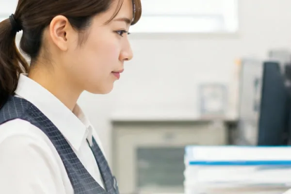 事務所で相談する女性