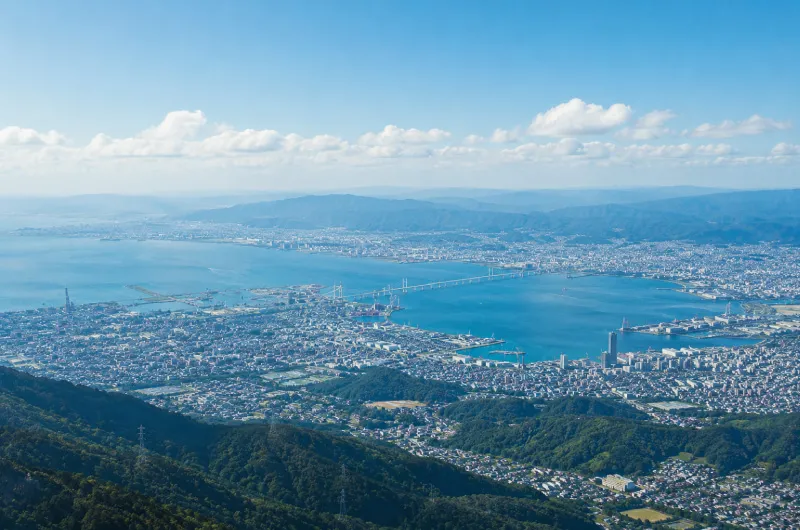 琵琶湖と市街地を見渡す風景