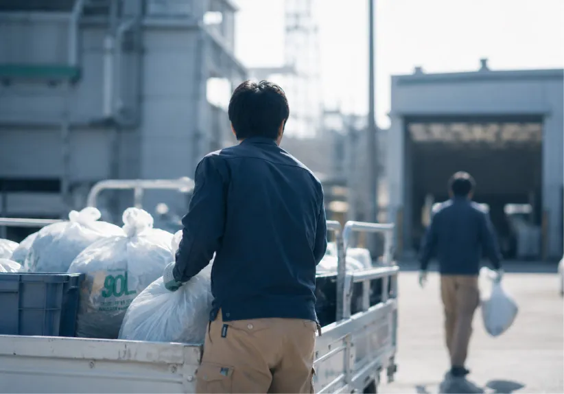工場で作業するスタッフ