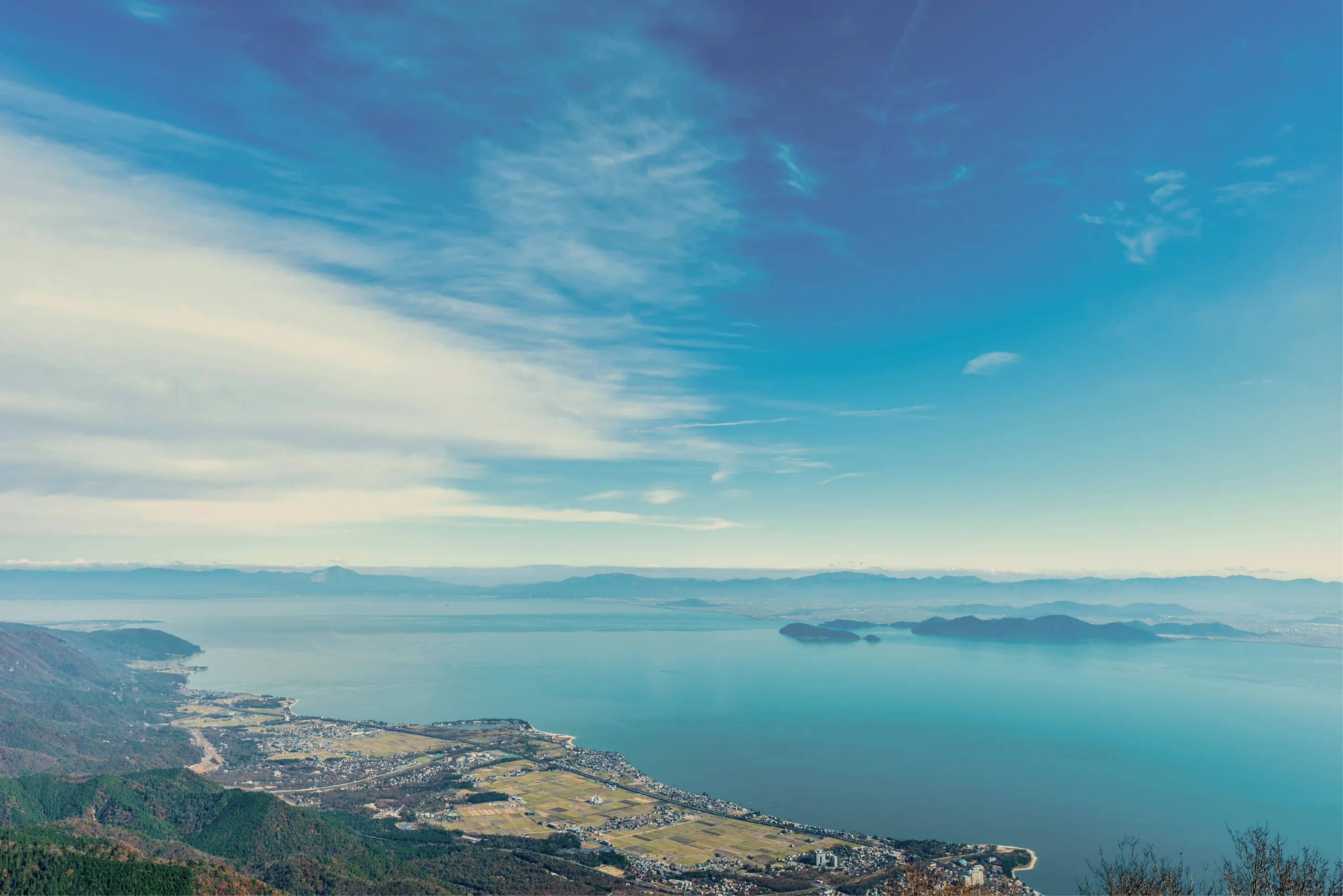 琵琶湖と周辺地域を見渡す風景